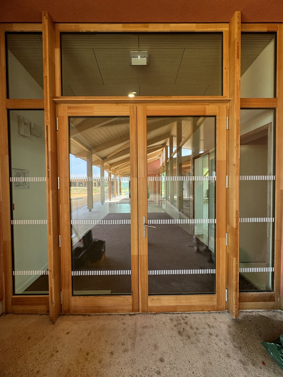 Signalétique ERP sur vitrage immeuble bureaux entreprise PACA — Teintée +