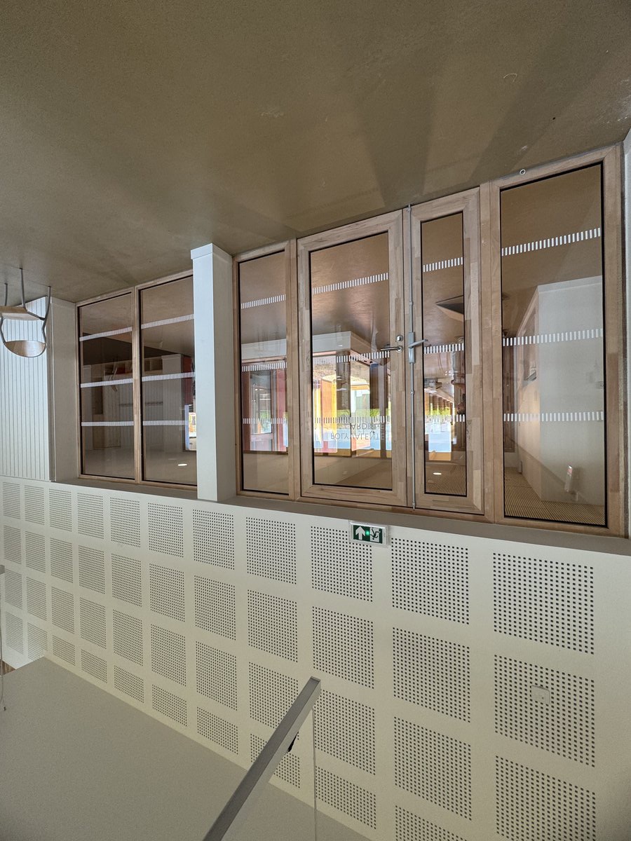 Signalétique ERP sur vitrage bâtiment public PACA — Teintée +