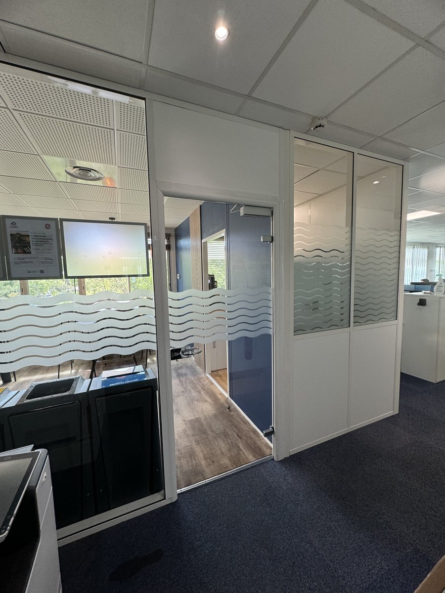 Film décoratif dépoli posé dans un couloir vitré