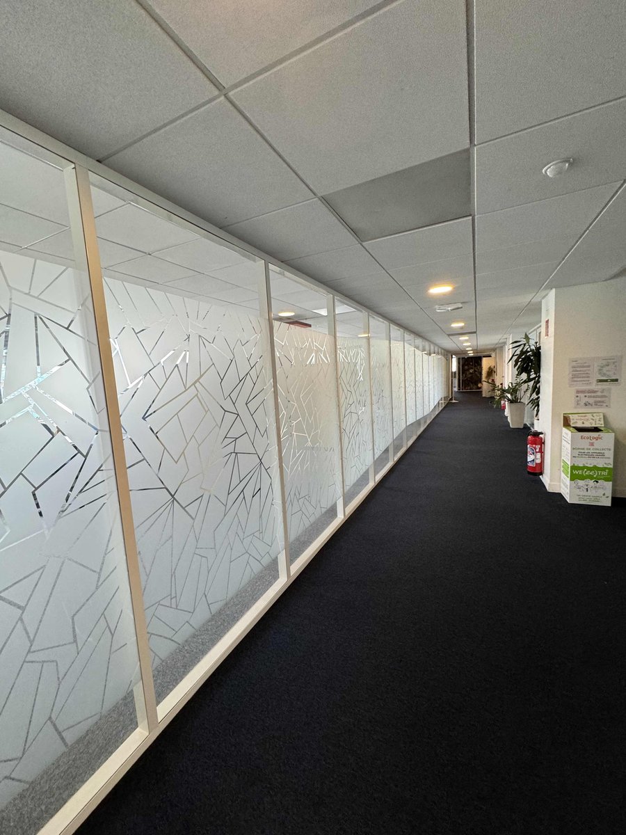 Pose de film décoratif dépoli sur cloison vitrée de bureau en PACA