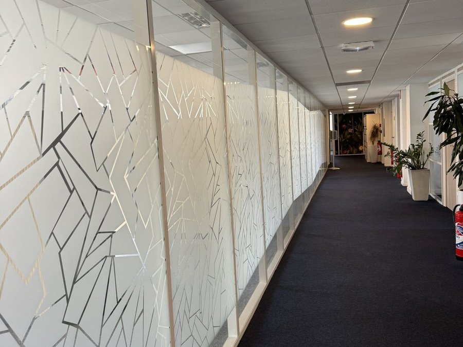 Film décoratif motif géométrique sur cloison vitrée bureau — Teintée + PACA