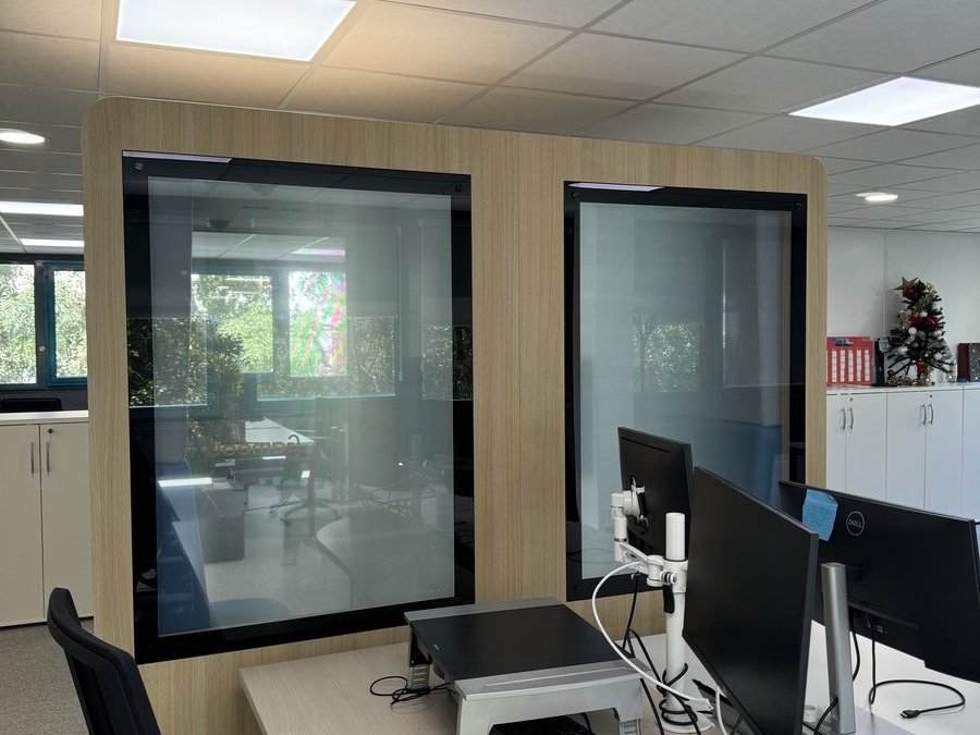 Film dépoli bandes horizontales sur cloison vitrée open-space — Teintée + PACA