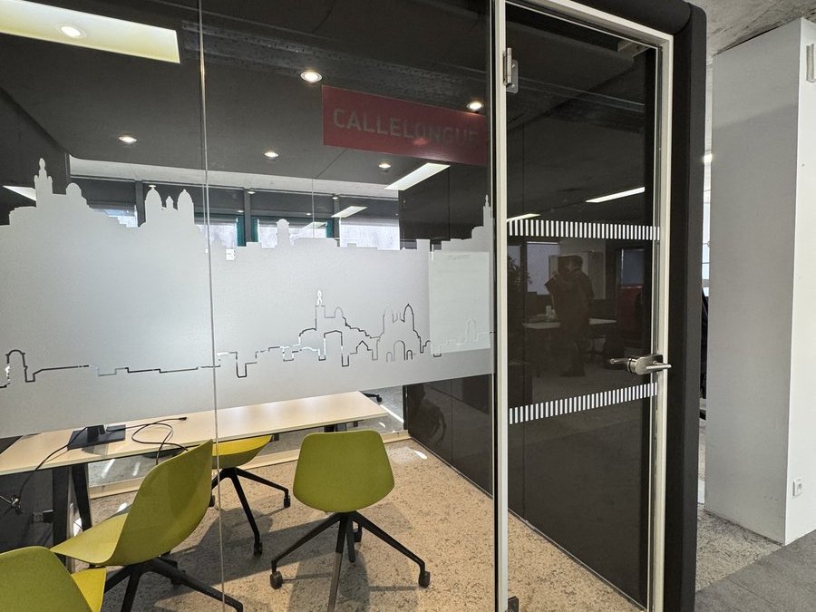 Film décoratif vagues sur porte vitrée professionnelle — Teintée + PACA