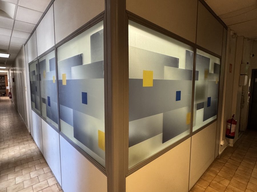 Film dépoli bandes mi-hauteur sur cloison aluminium — Teintée + PACA