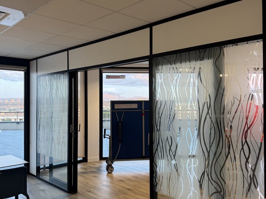 Film décoratif dépoli sur vitrage de bureau — Teintée + PACA