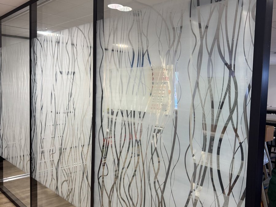 Film dépoli confidentialité sur cloison vitrée couloir — Teintée + PACA