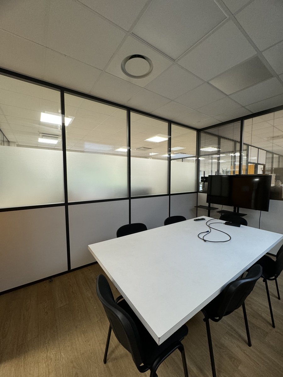 Film dépoli de confidentialité posé sur cloison vitrée de salle de réunion en PACA