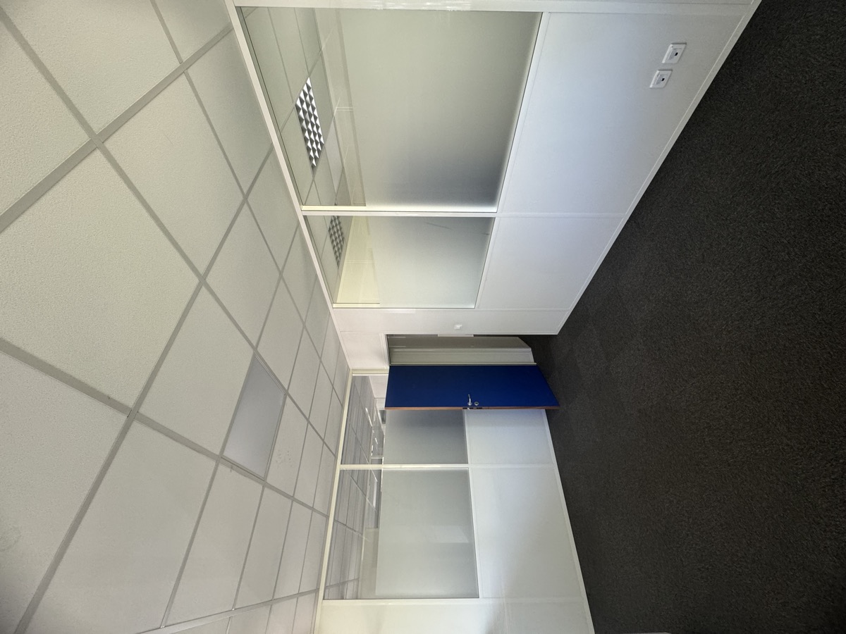 Film dépoli givré sur cloison vitrée de bureau — Teintée + PACA