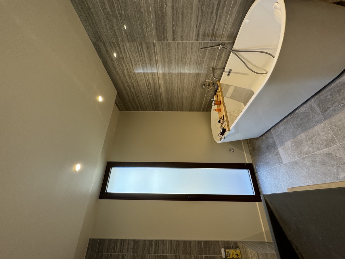 Film dépoli sur fenêtre de salle de bain — intimité totale — Teintée + PACA