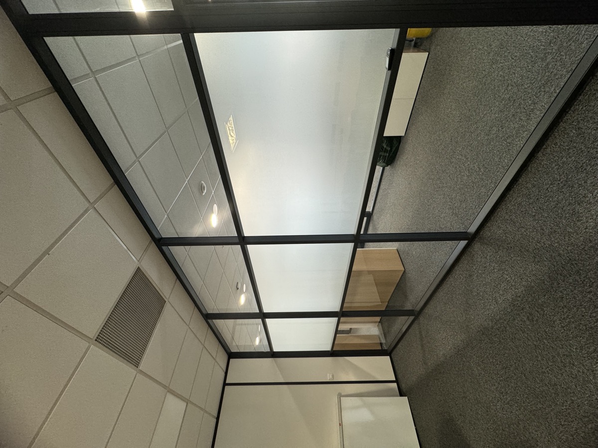 Film dépoli mi-hauteur sur cloisons vitrées de bureau — Teintée + PACA