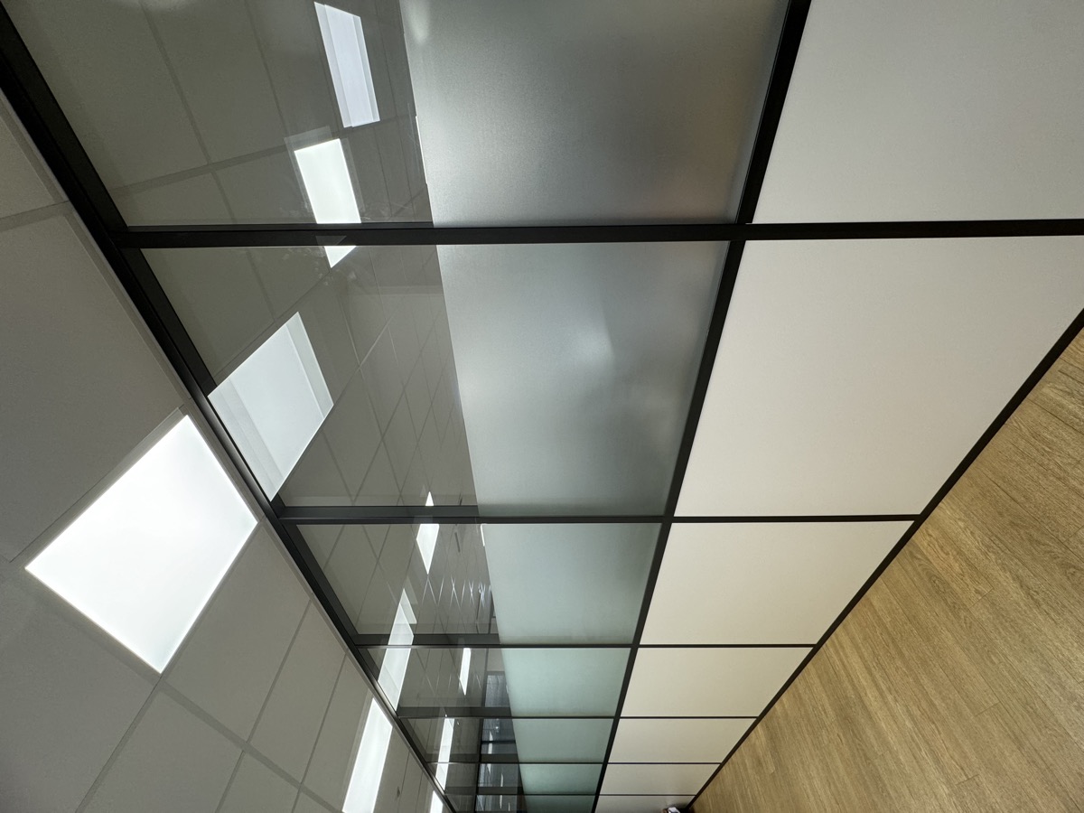 Film dépoli confidentialité sur grandes cloisons vitrées open-space — Teintée + PACA