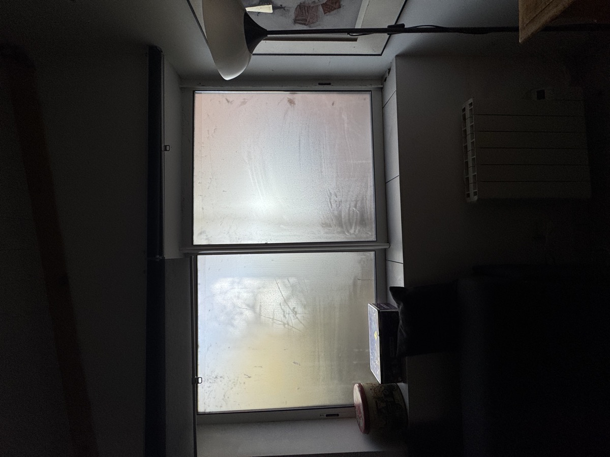 Film dépoli givré posé sur fenêtre résidentielle — Teintée + PACA