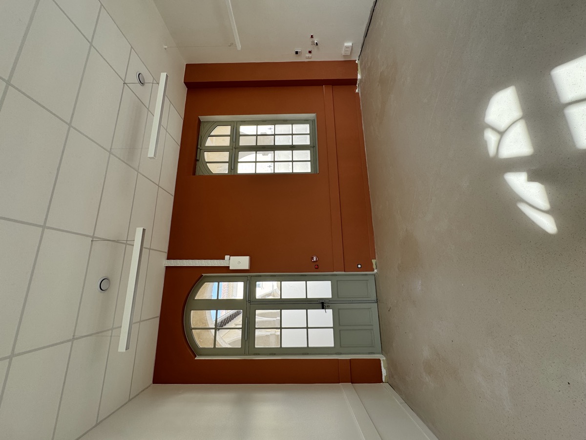 Film dépoli sur porte vitrée et fenêtres d'un bâtiment historique — Teintée + PACA