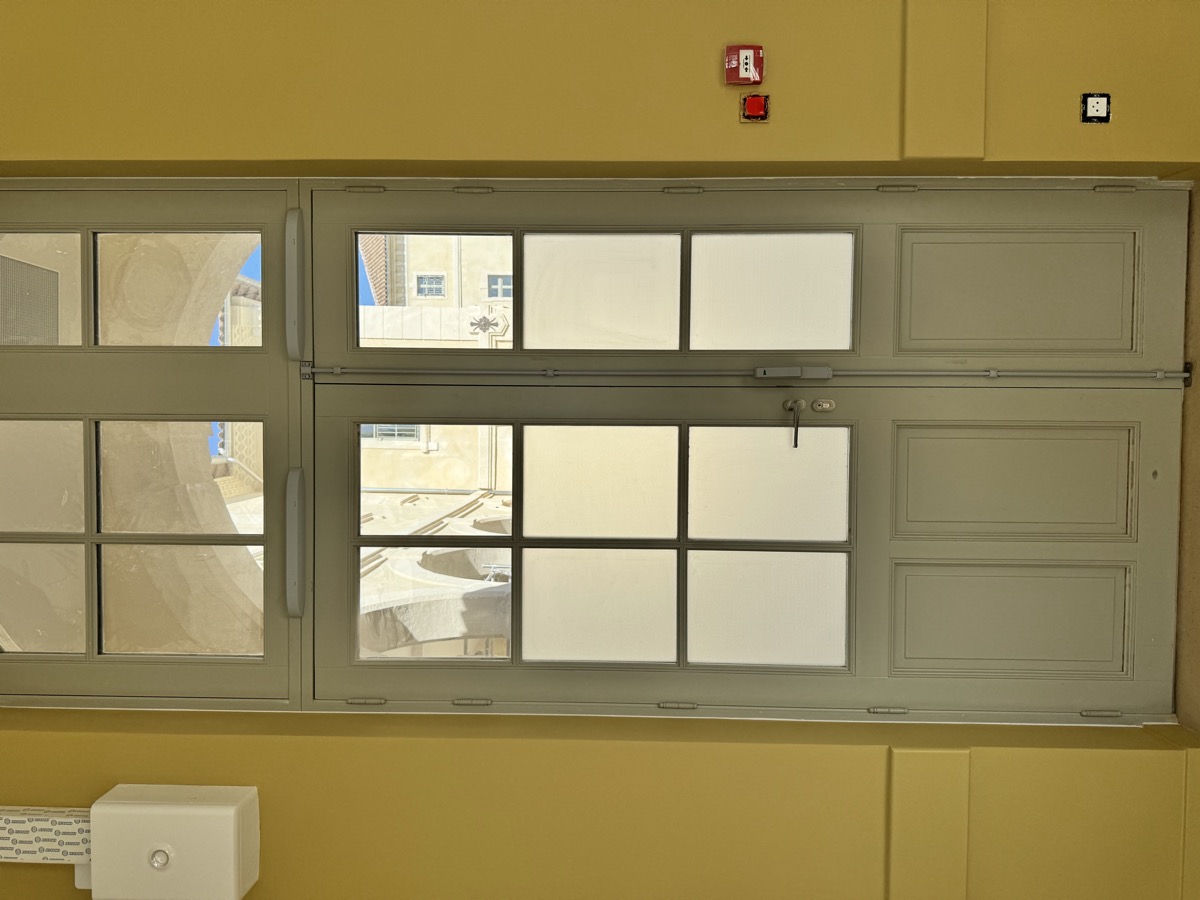 Film dépoli sur porte vitrée double battant — Teintée + PACA