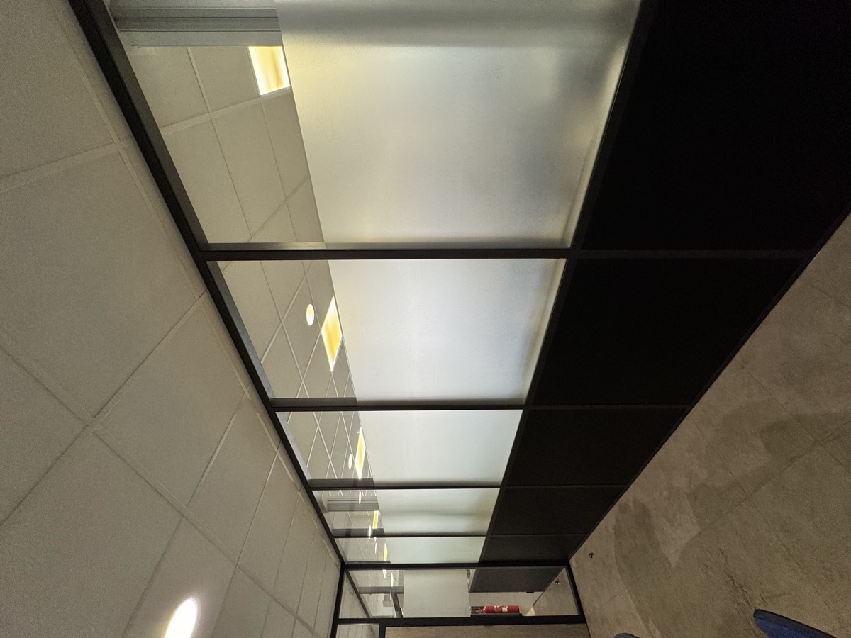 Film dépoli confidentialité sur cloisons vitrées de couloir professionnel — Teintée + PACA