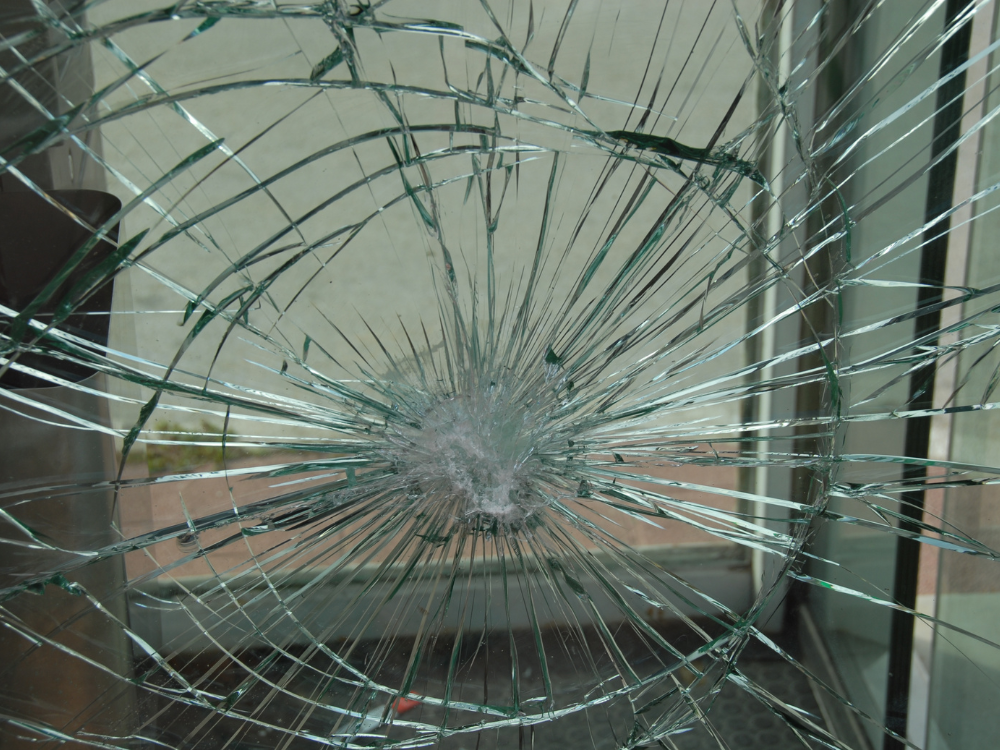 Pose de film de sécurité anti-effraction sur vitrine commerciale en PACA