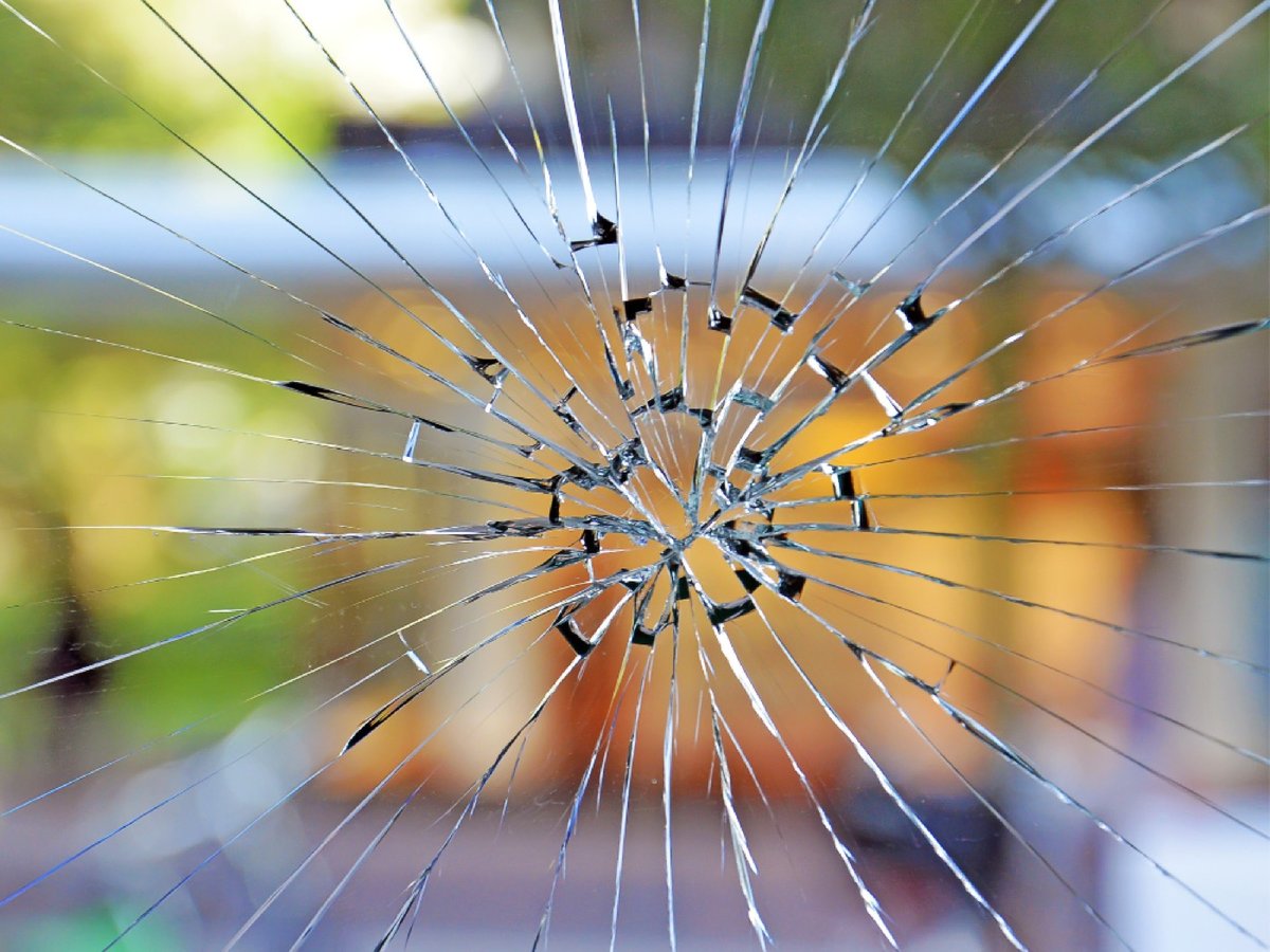 Vitrage brisé avant pose film de sécurité anti-effraction EN 356 — Teintée +