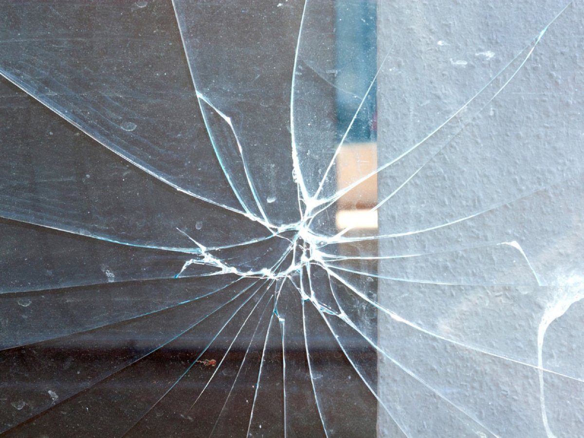 Vitre brisée sans film de sécurité à La Roque-sur-Pernes — Teintée +