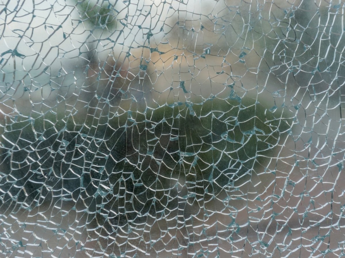 Vitre brisée — nécessité du film de sécurité PPMS à La Roque-sur-Pernes