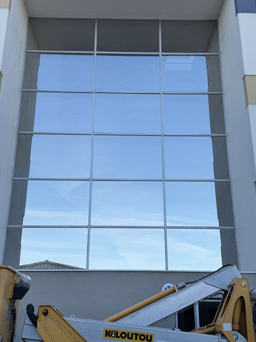Pose de film solaire sur façade vitrée de bâtiment professionnel en région PACA — Teintée +