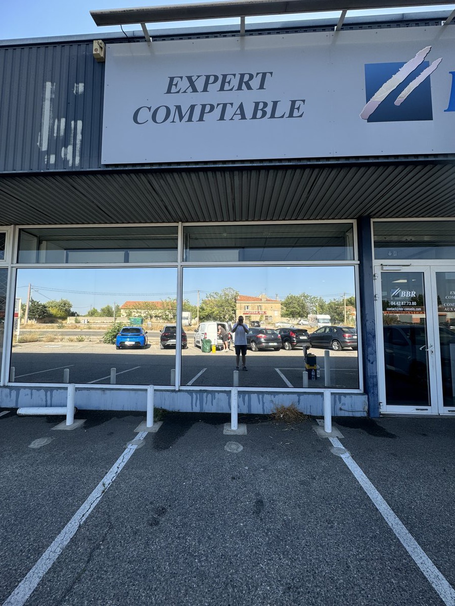 Pose de film solaire sur baie vitrée de bureau open-space en PACA