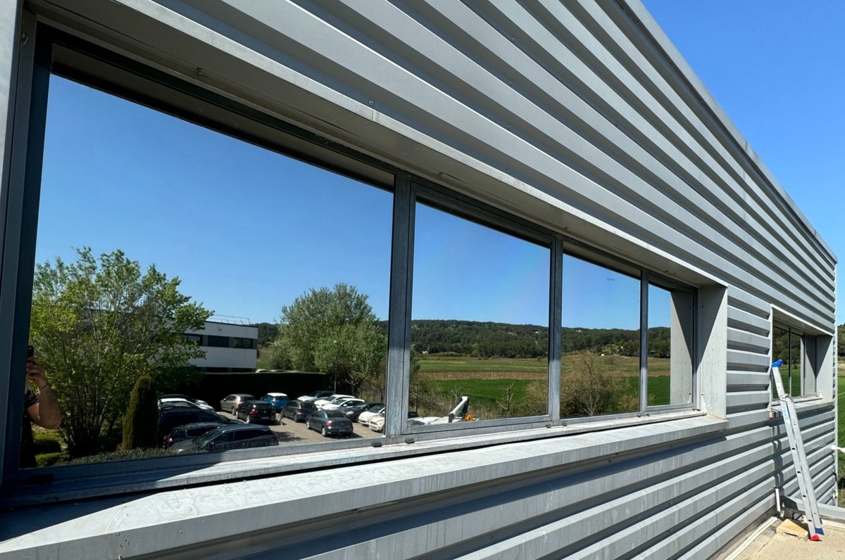 Film solaire anti-chaleur sur baie vitrée open-space bureau PACA