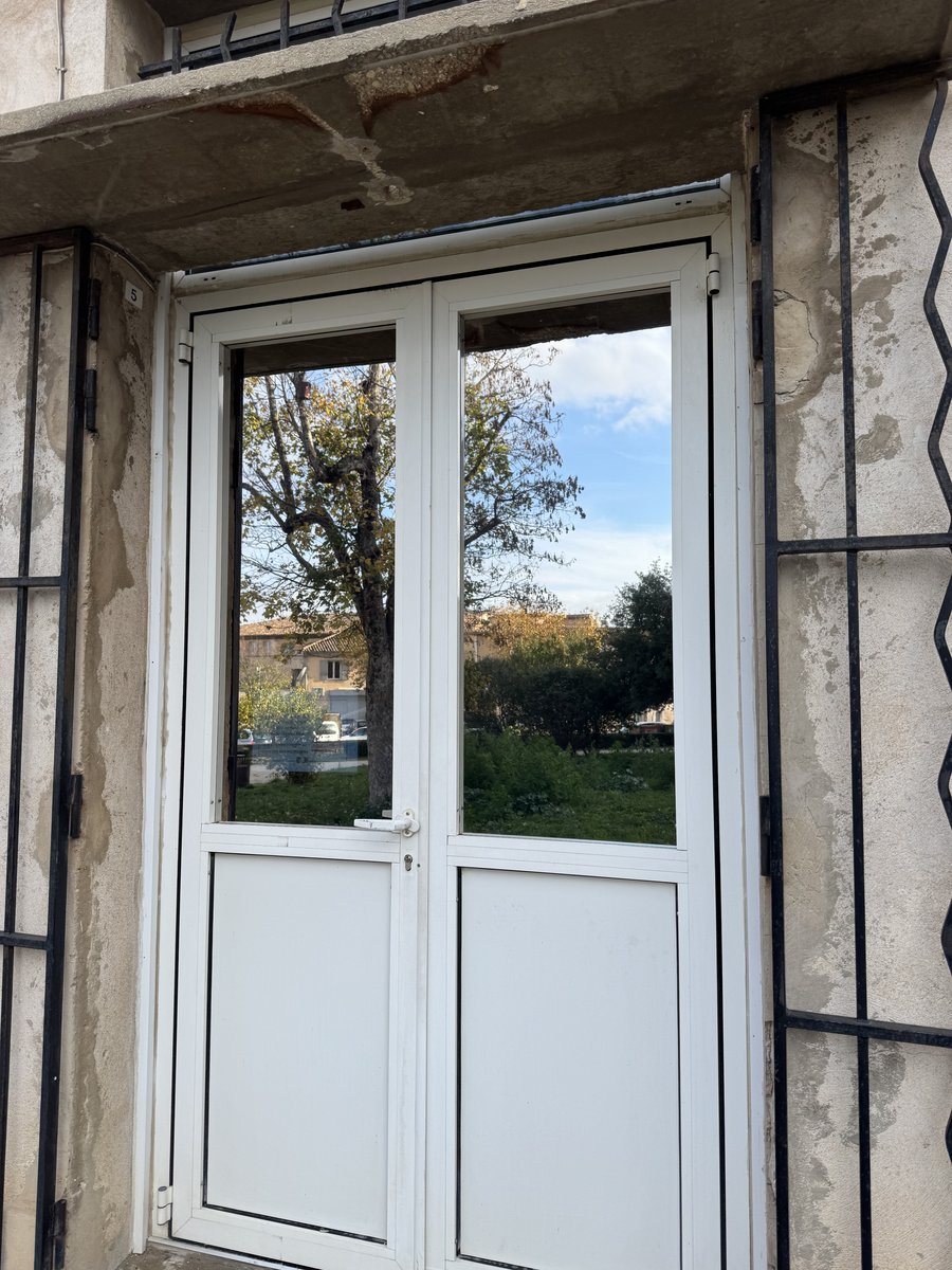 Pose de film solaire sur vitrage bâtiment en PACA — Teintée +