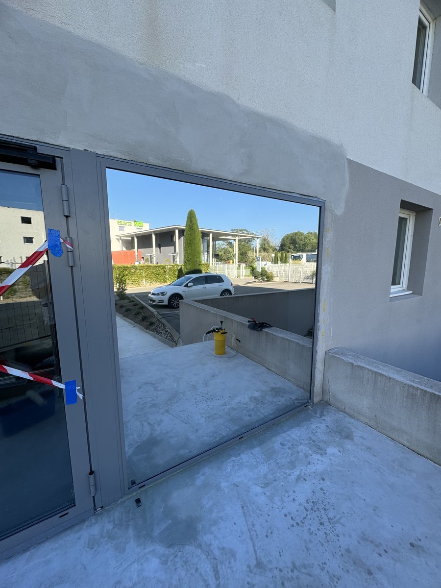 Pose film solaire professionnel sur bâtiment PACA — Teintée +