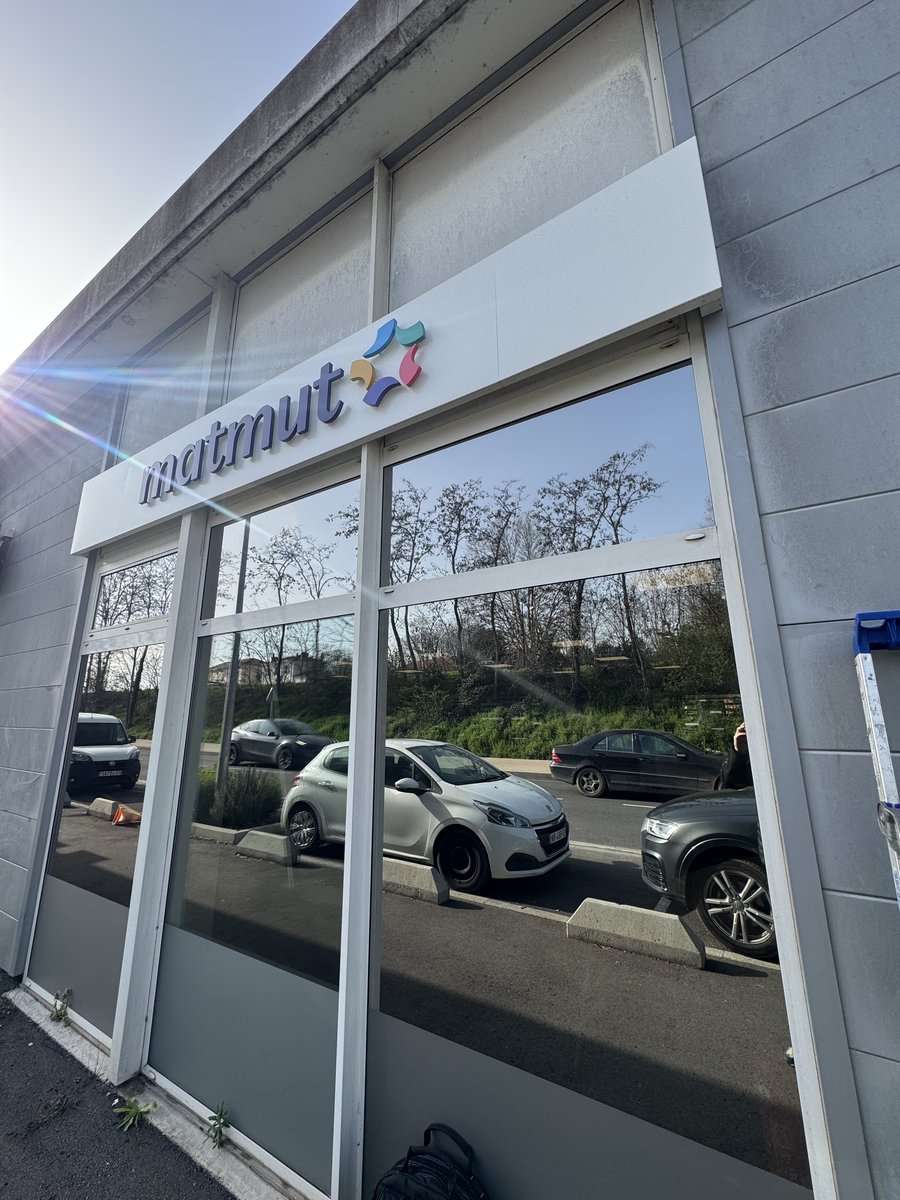 Film solaire posé sur cloison vitrée bureau PACA — Teintée +