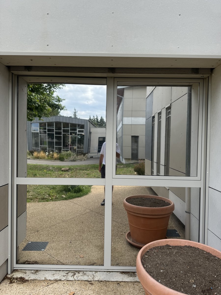 Pose film solaire bâtiment tertiaire PACA — Teintée +