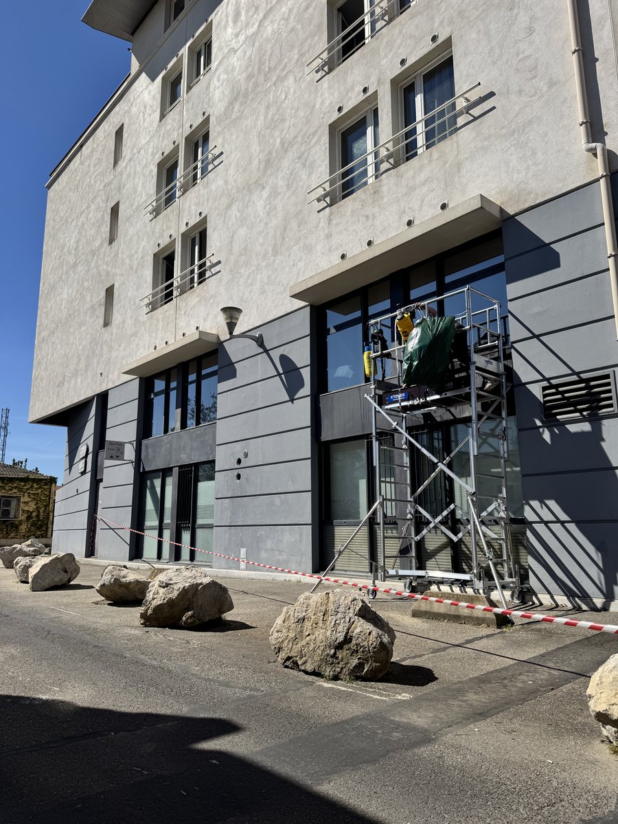 Film solaire réfléchissant posé sur façade vitrée — Teintée +