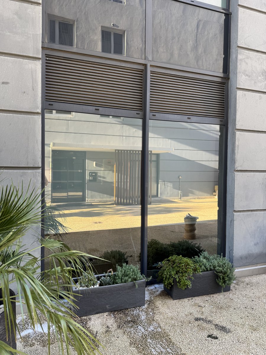 Film solaire anti-UV posé sur vitrage de bureau PACA — Teintée +