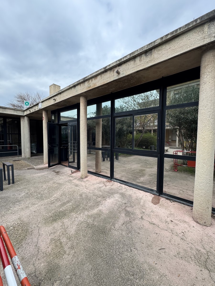 Pose film solaire sur vitrage bâtiment en PACA — Teintée +