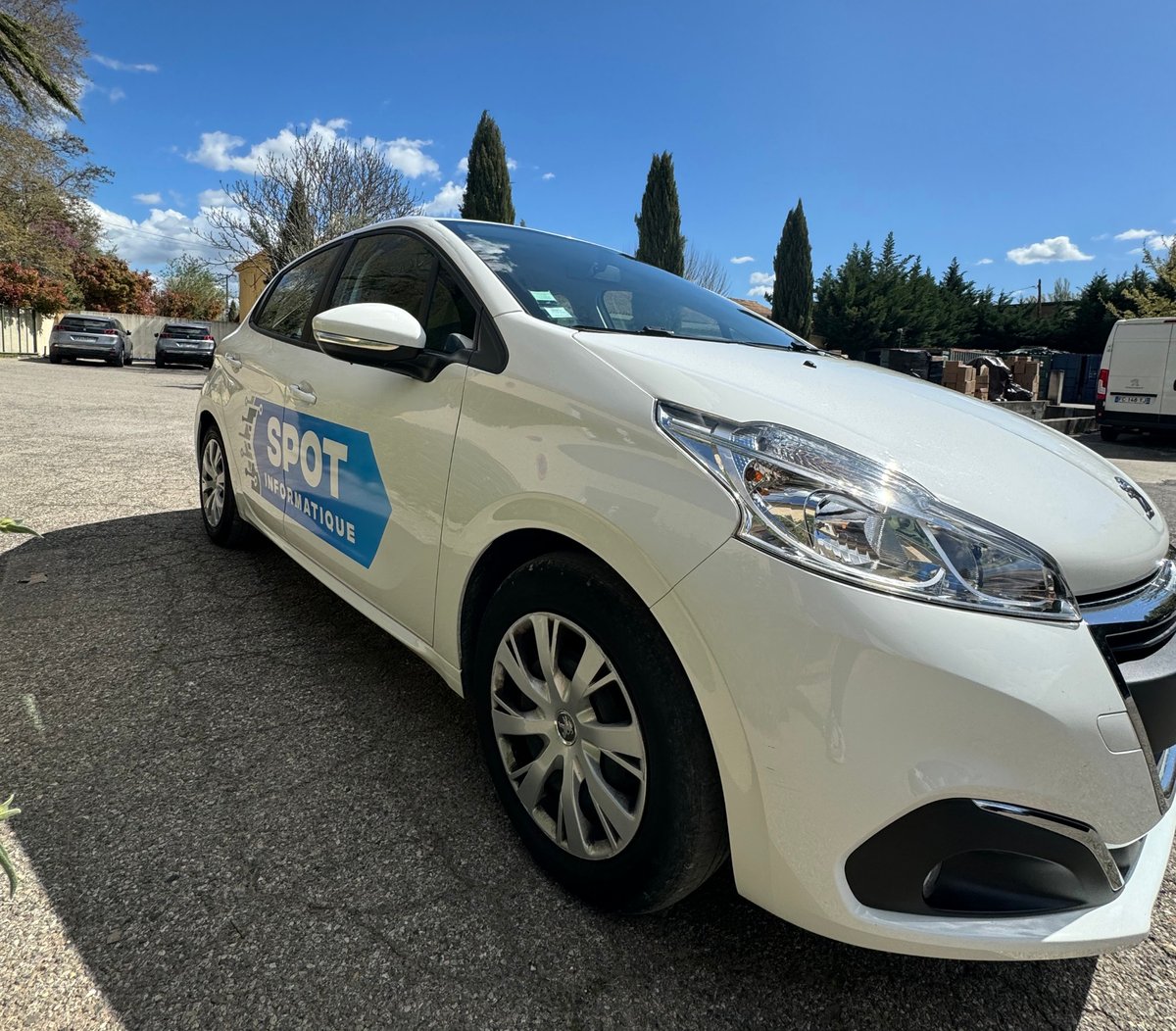 Flocage publicitaire véhicule utilitaire — Teintée +