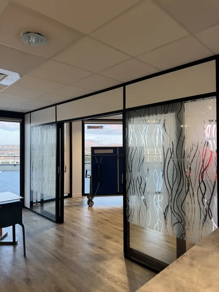Film décoratif végétal sur cloison vitrée de bureau — Teintée + PACA