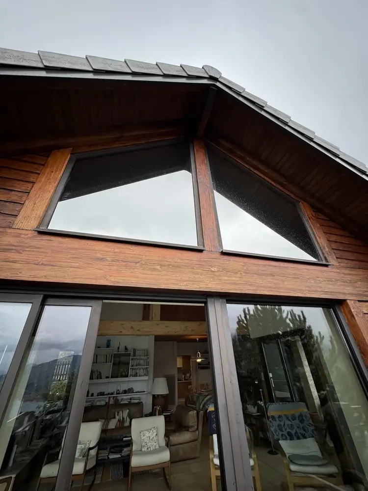Film solaire posé sur baie vitrée de chalet bois — Teintée + PACA