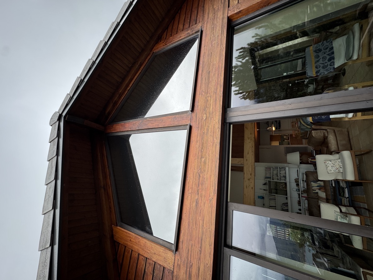 Film solaire posé sur baie vitrée de chalet bois — Teintée + PACA