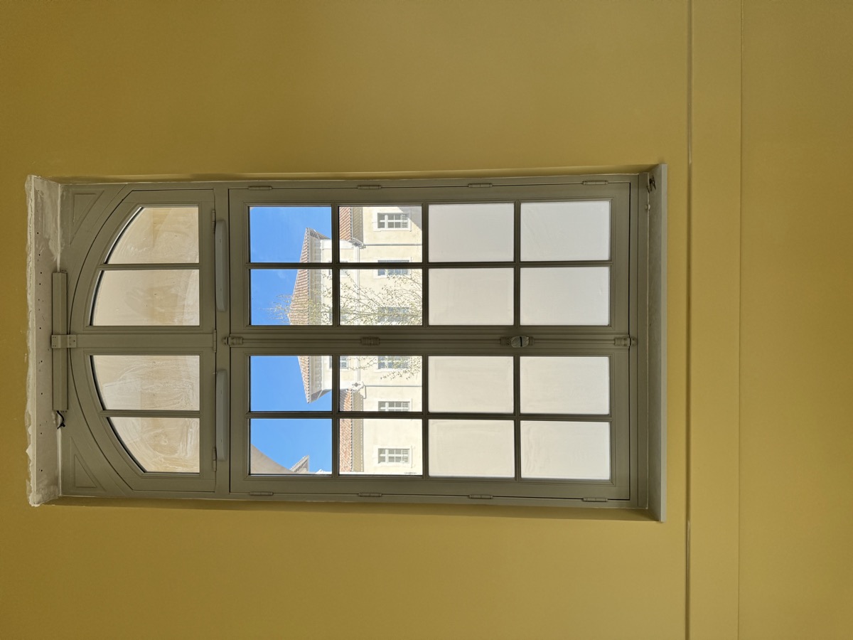 Film solaire sur fenêtre cintrée — Teintée + PACA