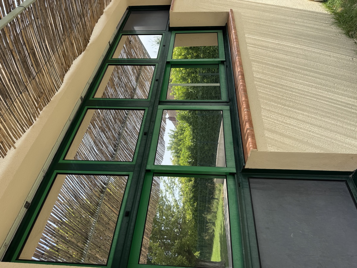 Film solaire sur fenêtres à cadre vert — Teintée + PACA