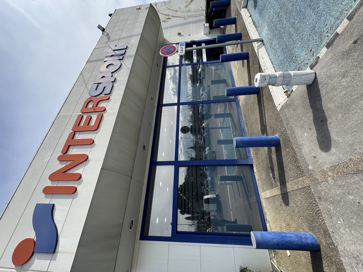 Film solaire anti-chaleur sur vitrage Intersport — Teintée + PACA