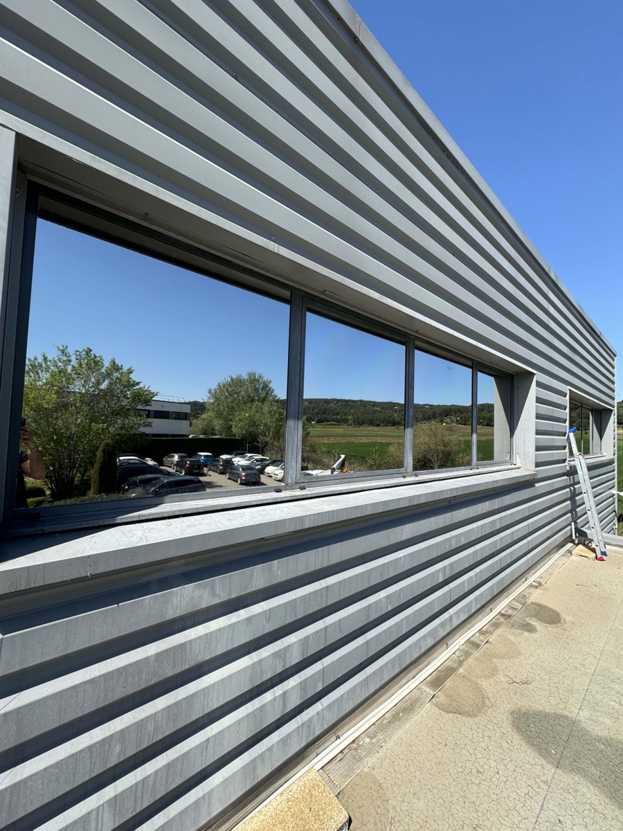 Film de protection solaire posé sur façade vitrée — Teintée + PACA