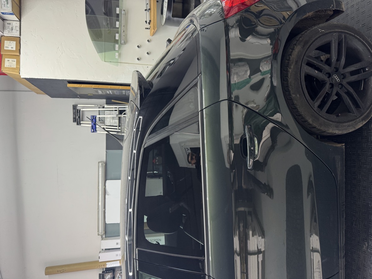 Pose de vitres teintées sur Audi en atelier — Teintée + PACA