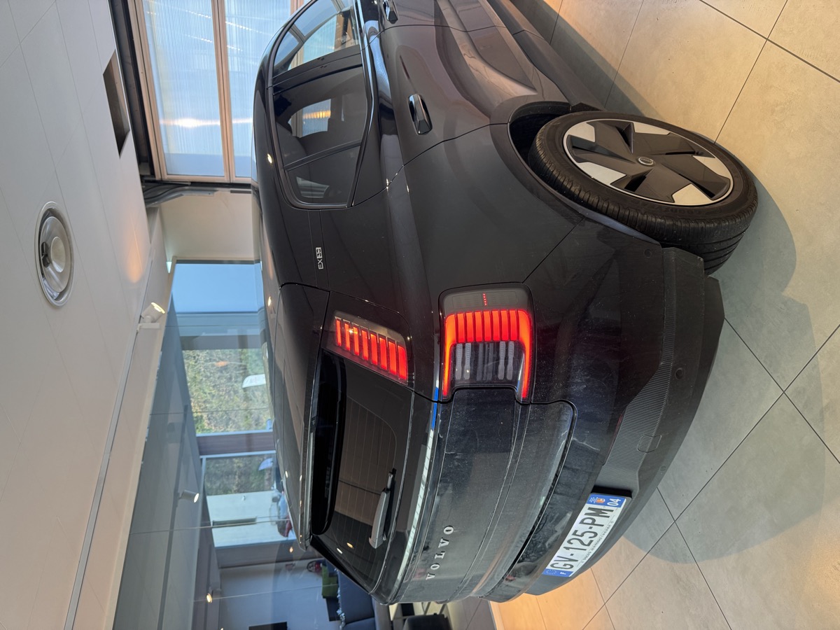 Vitres teintées posées sur Volvo XC40 en showroom — Teintée + PACA