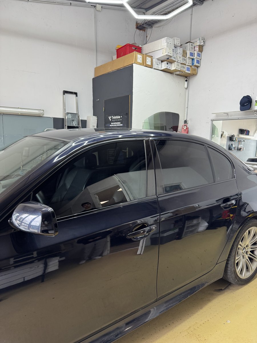 Film teinté vitres auto — pose en atelier PACA Teintée +