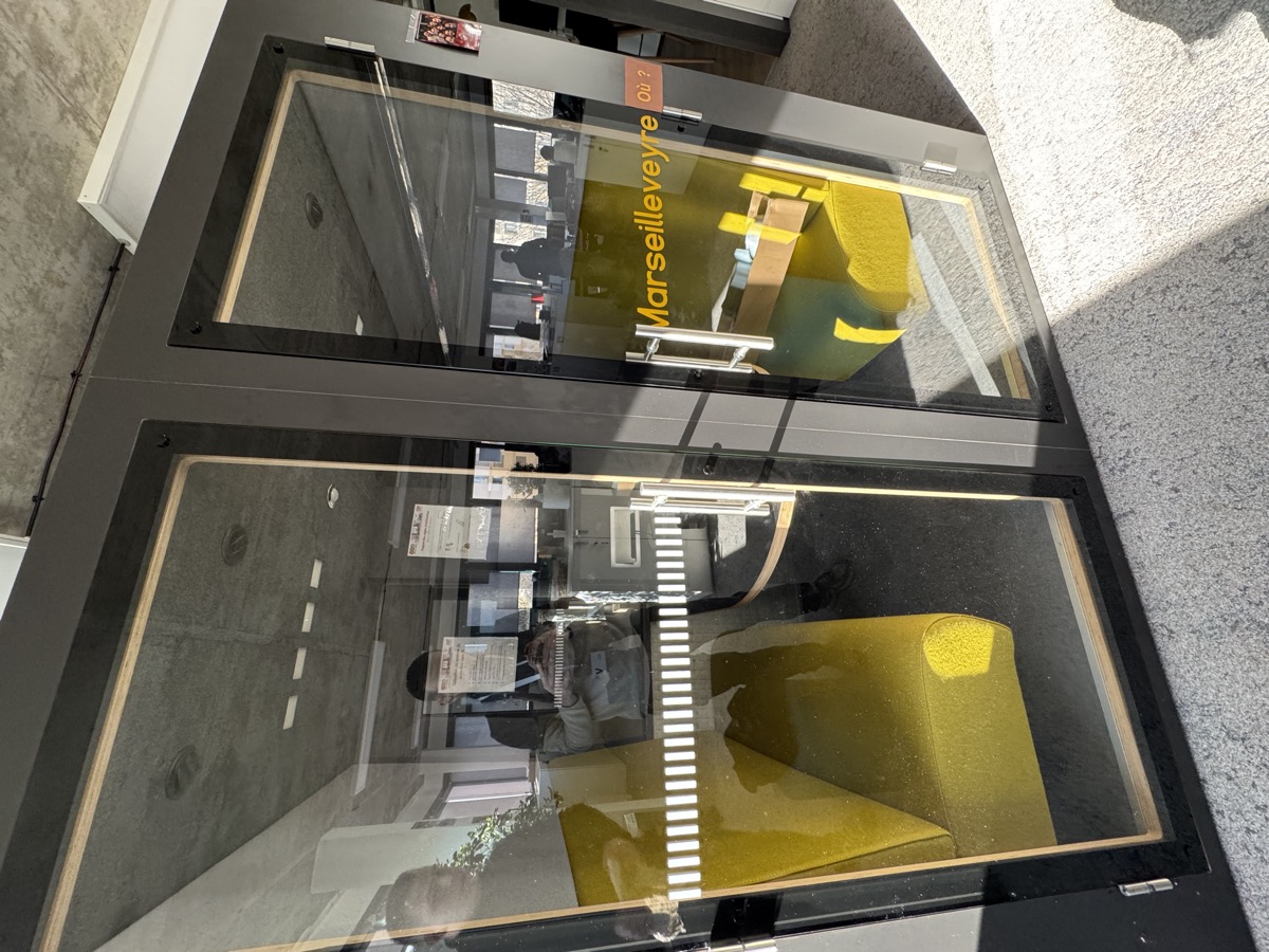 Bandes de signalétique ERP sur vitrage — Teintée + PACA