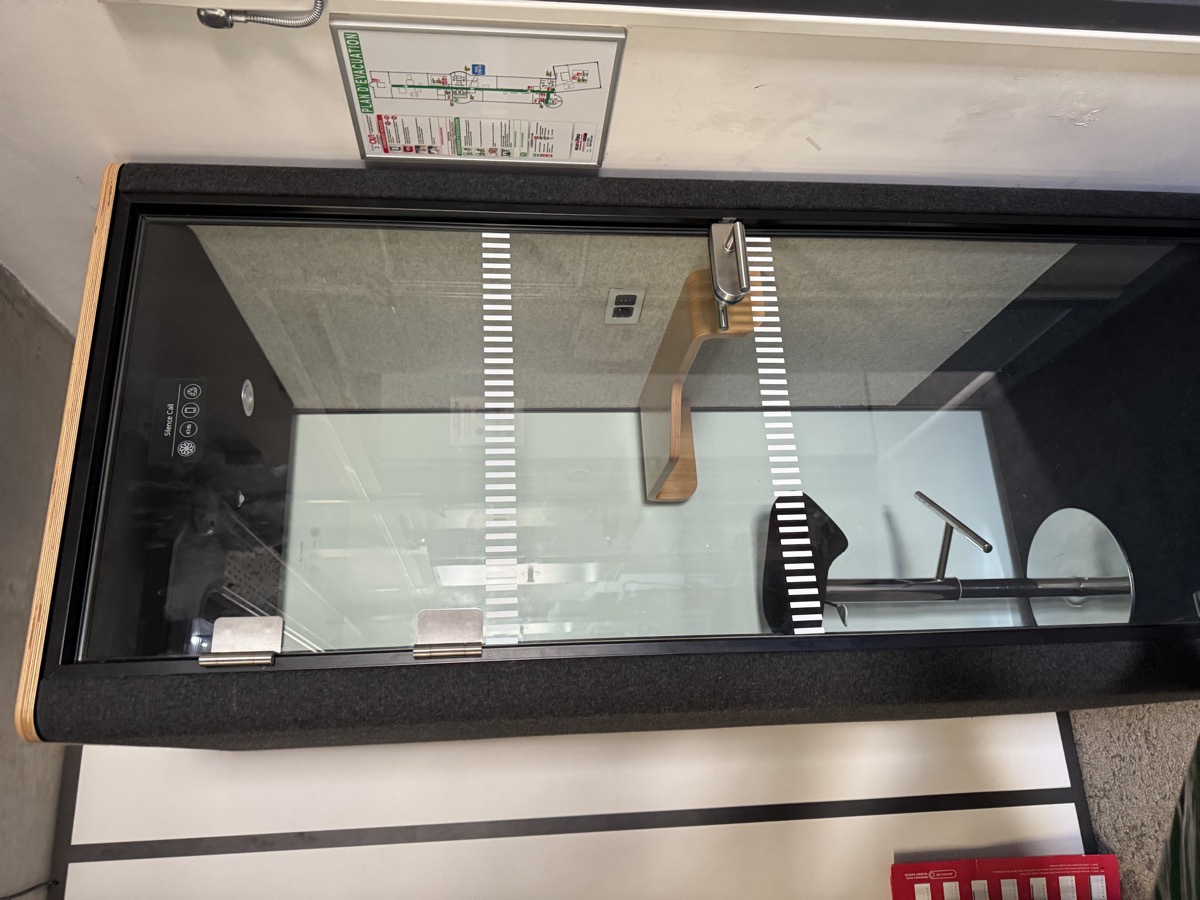 Bandes de signalétique ERP sur vitrage — Teintée + PACA