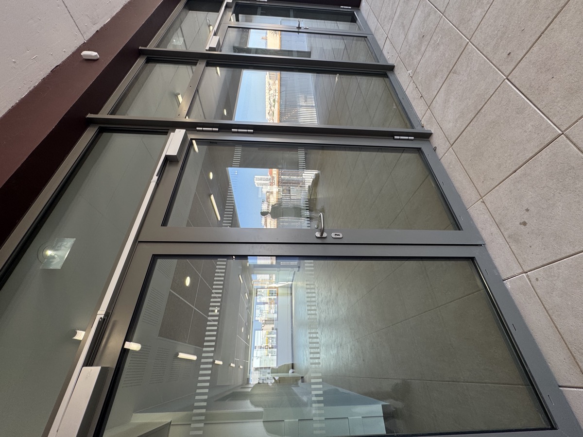 Bandes de signalétique ERP sur vitrage — Teintée + PACA