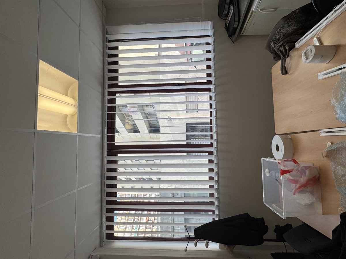 Store intérieur posé en PACA — Teintée +