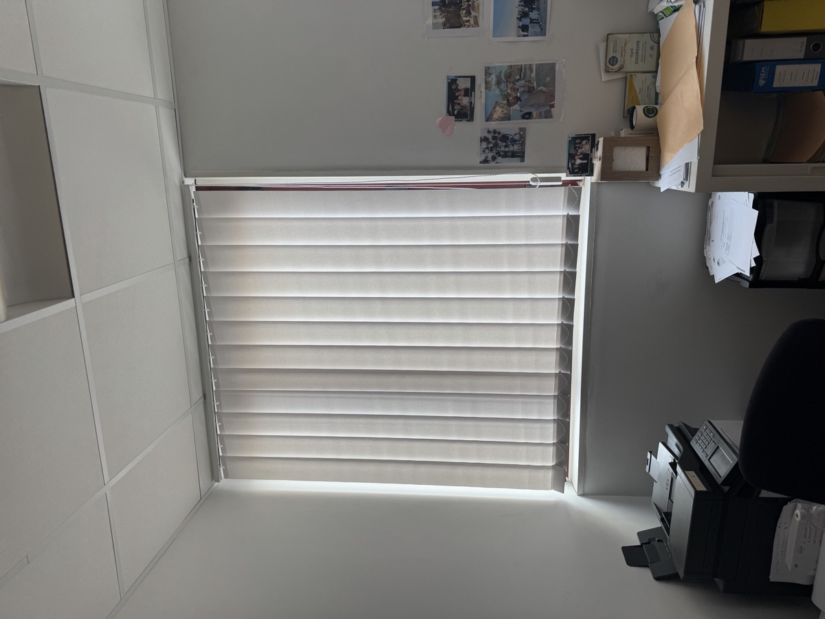 Store intérieur posé en PACA — Teintée +