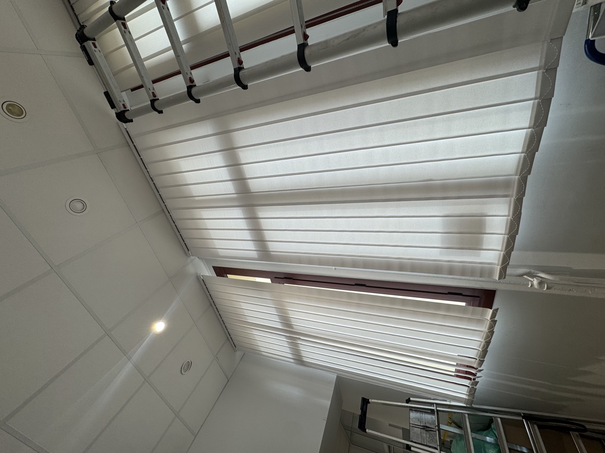 Store intérieur posé en PACA — Teintée +